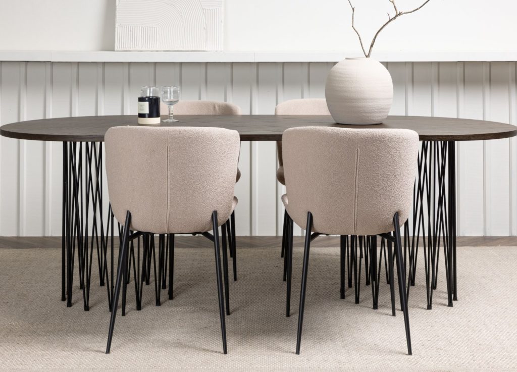 Ensemble table à manger ovale Stone avec 4 chaises Modesto dans une salle à manger