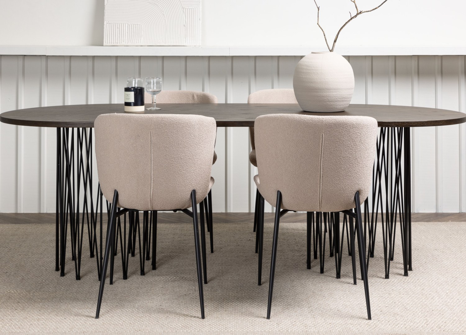 Ensemble table à manger ovale Stone avec 4 chaises Modesto dans une salle à manger