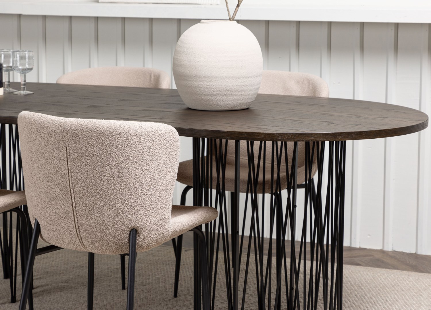 Table ovale Stone et 4 chaises Modesto présentées dans un intérieur contemporain