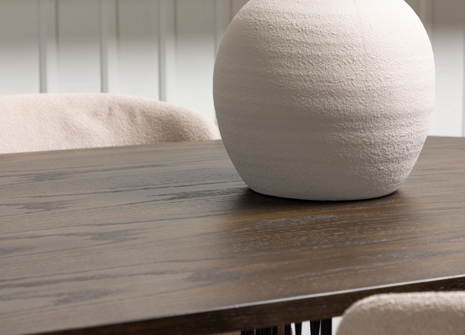 Vue d’ambiance 4 de la table Stone avec 4 chaises Modesto