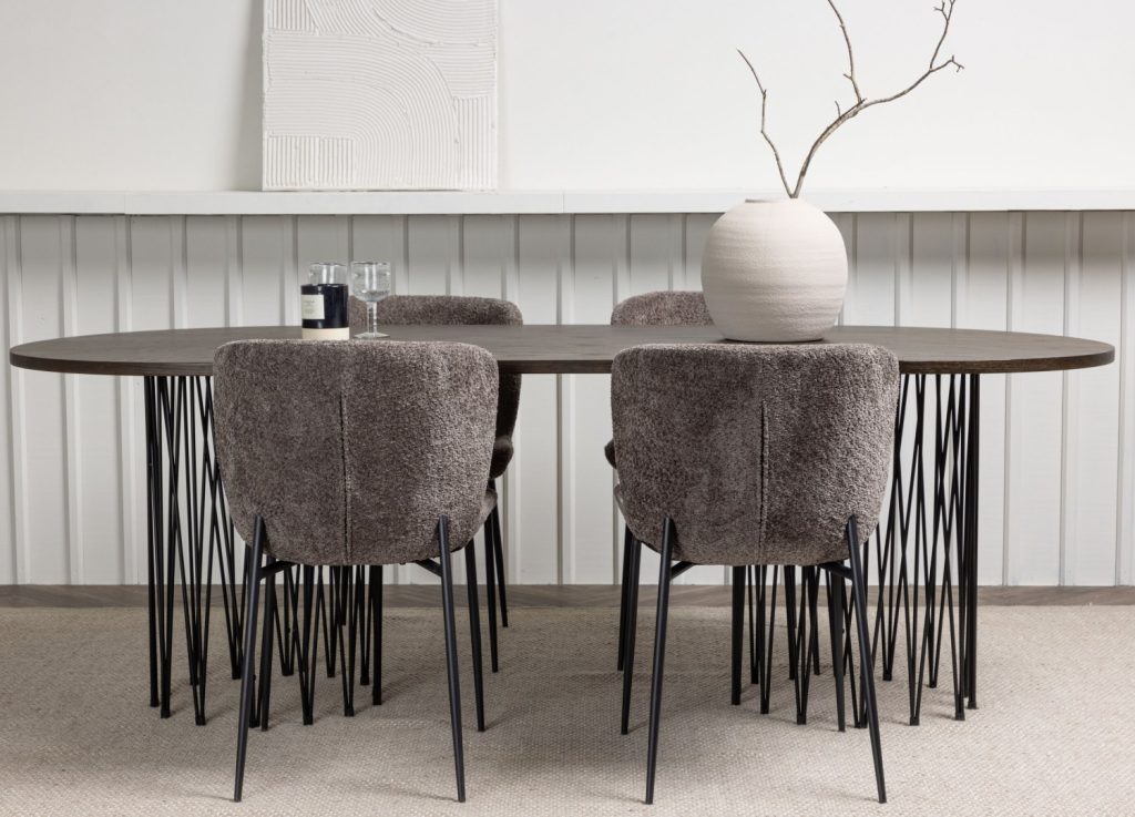 Ensemble table à manger ovale Stone avec 4 chaises Modesto dans une salle à manger