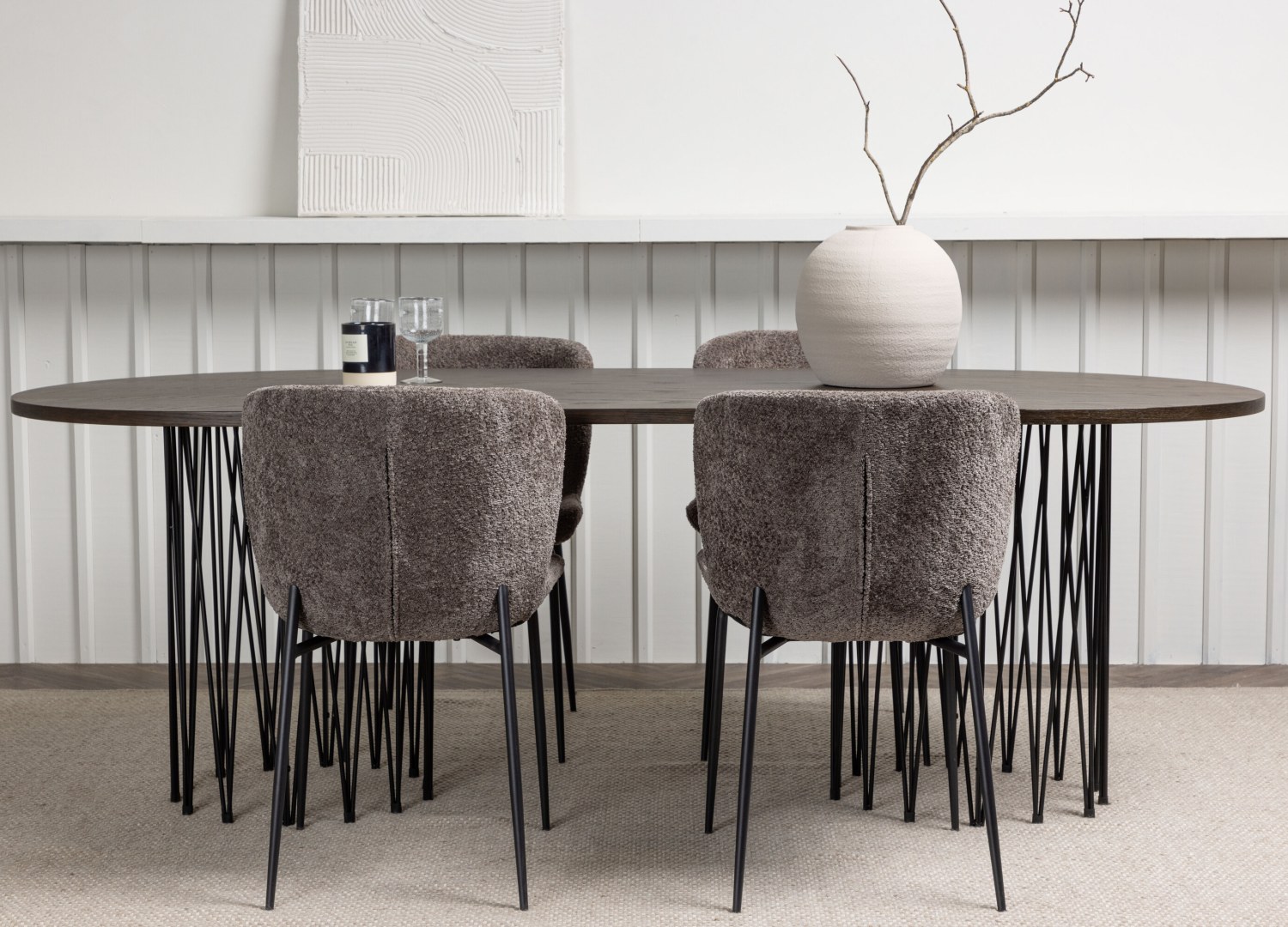 Ensemble table à manger ovale Stone avec 4 chaises Modesto dans une salle à manger
