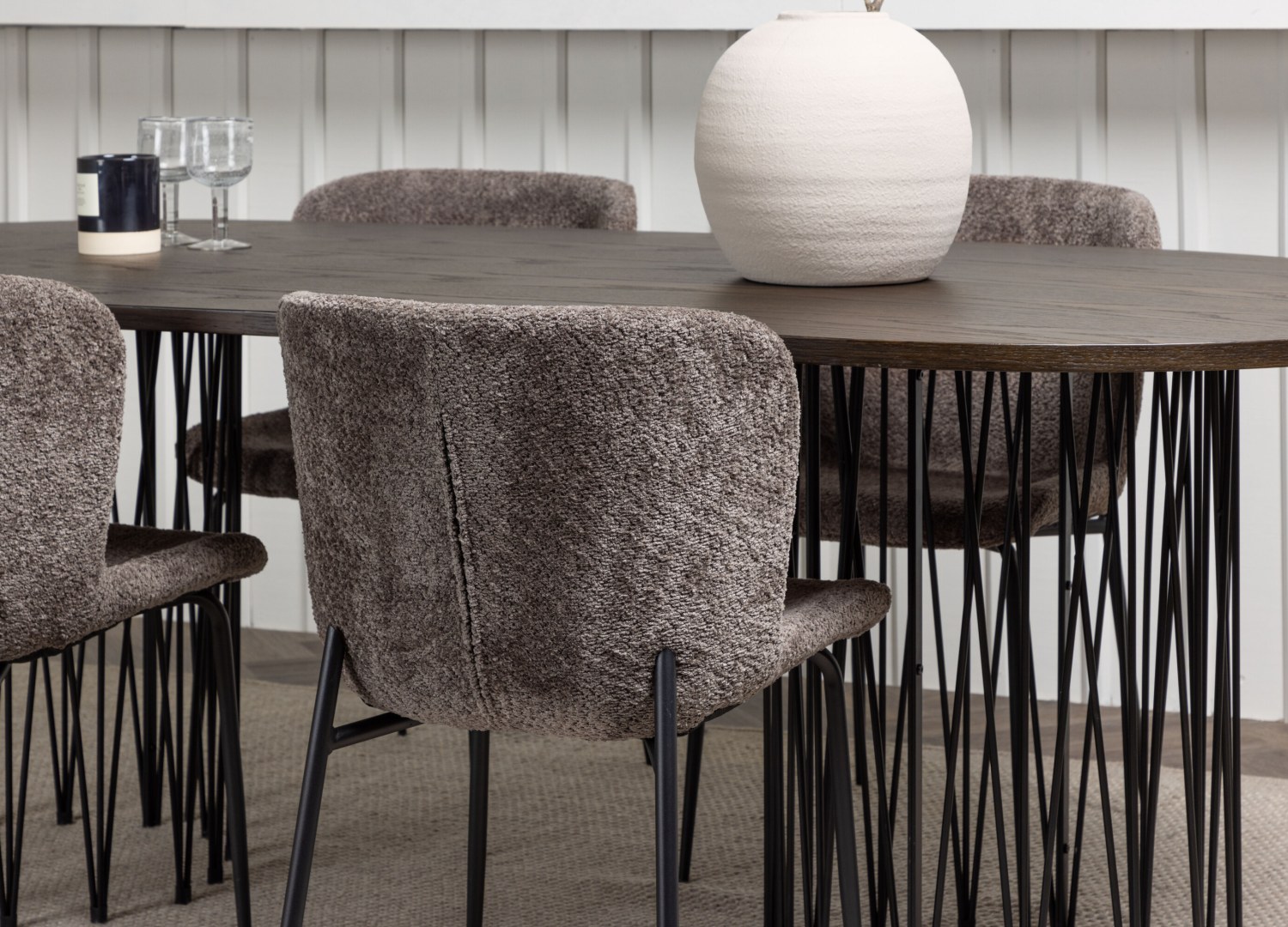 Table ovale Stone et 4 chaises Modesto présentées dans un intérieur contemporain