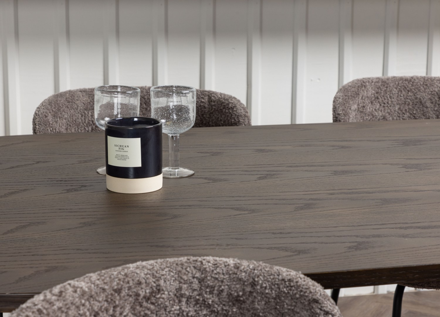 Vue d’ambiance 4 de la table Stone avec 4 chaises Modesto
