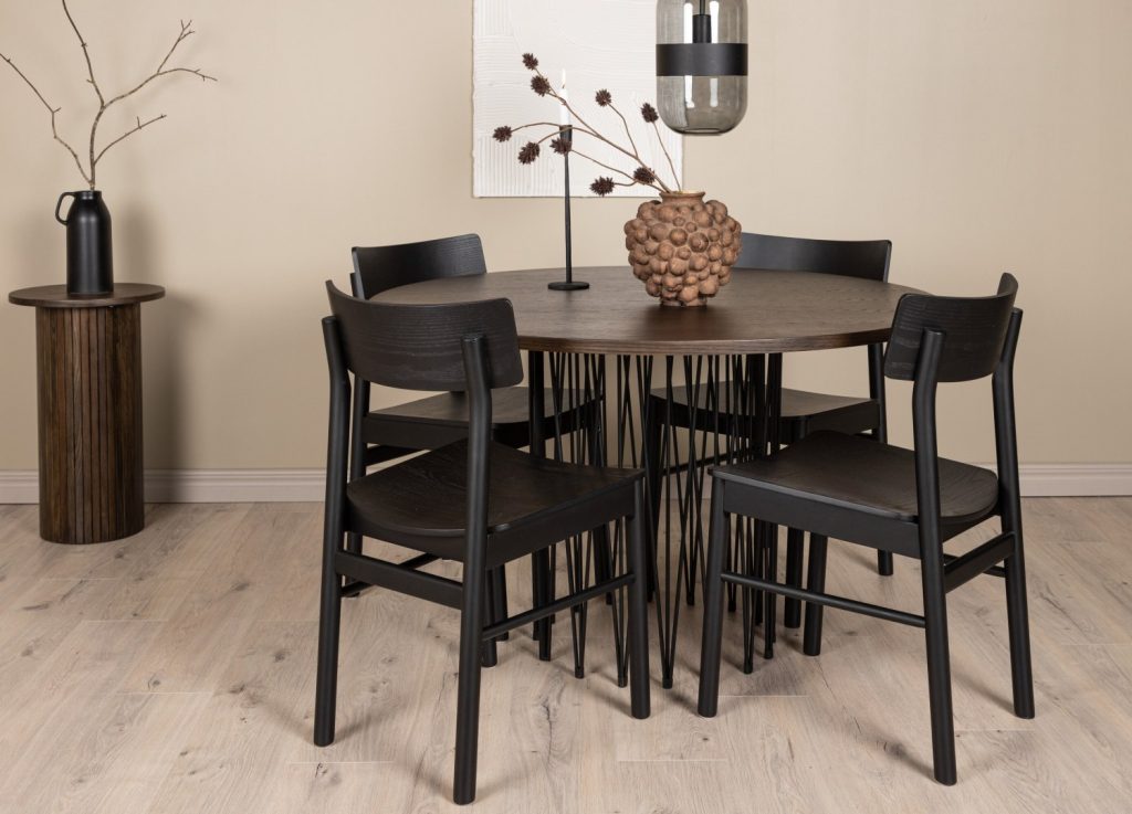 Ensemble table à manger ronde Stone avec 4 chaises Montros dans une salle à manger