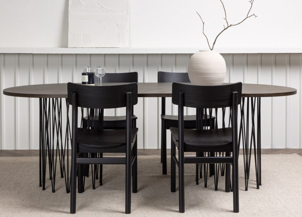 Ensemble table à manger ovale Stone avec 4 chaises Montros dans une salle à manger