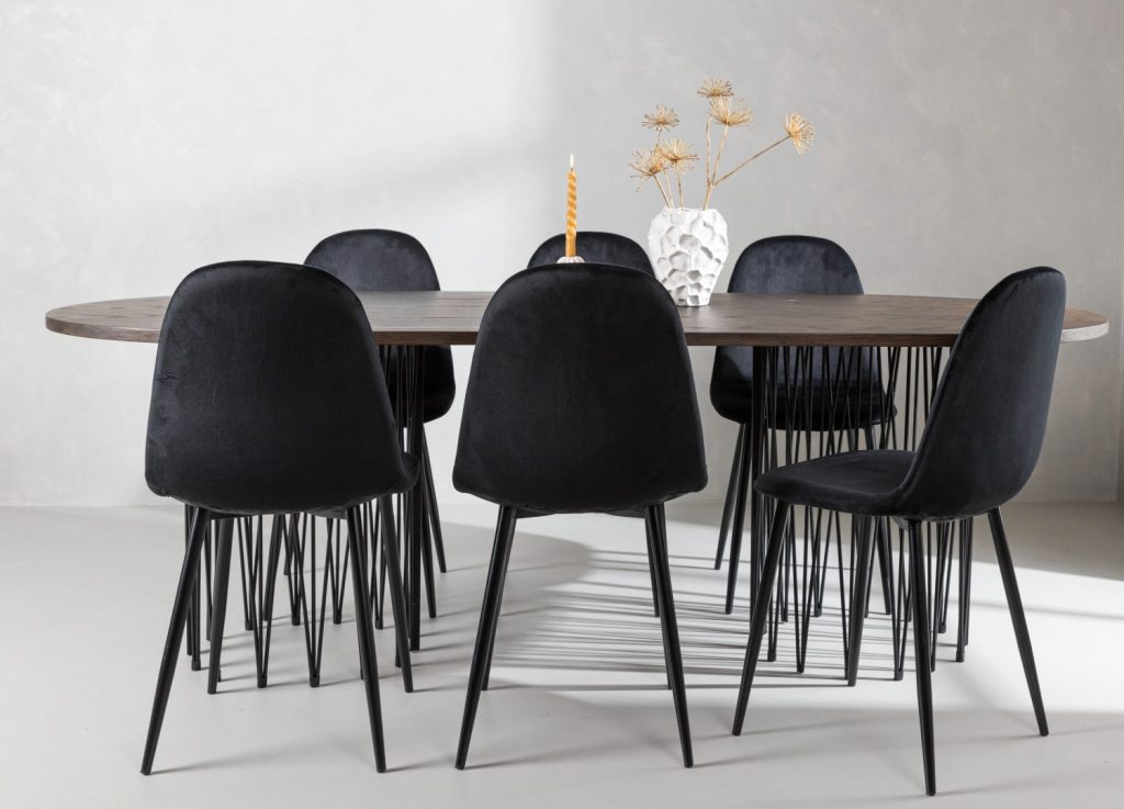 Ensemble table à manger ovale Stone avec 6 chaises Polar dans une salle à manger