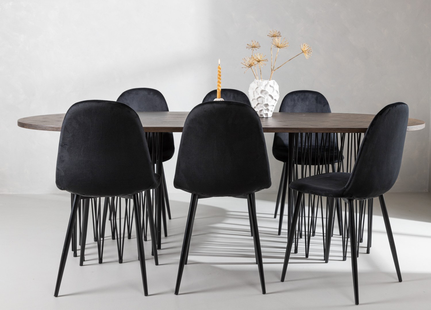 Ensemble table à manger ovale Stone avec 6 chaises Polar dans une salle à manger
