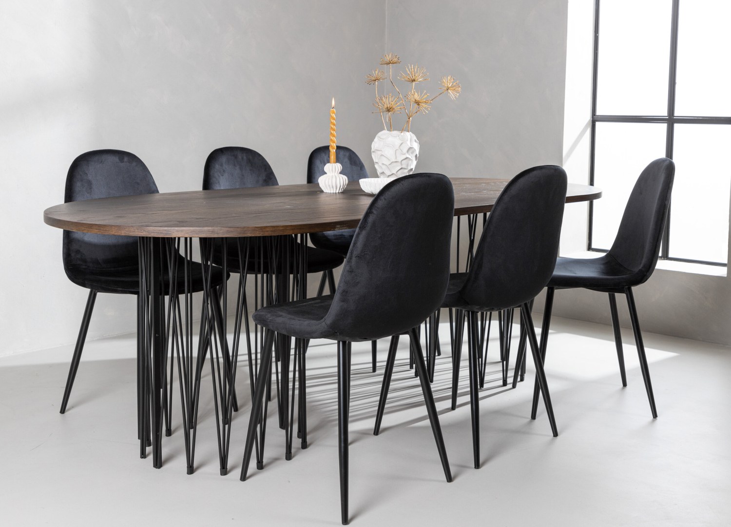 Table ovale Stone et 6 chaises Polar présentées dans un intérieur contemporain