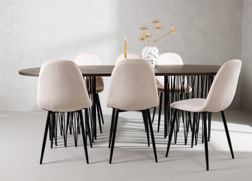 Ensemble table à manger ovale Stone avec 6 chaises Polar dans une salle à manger