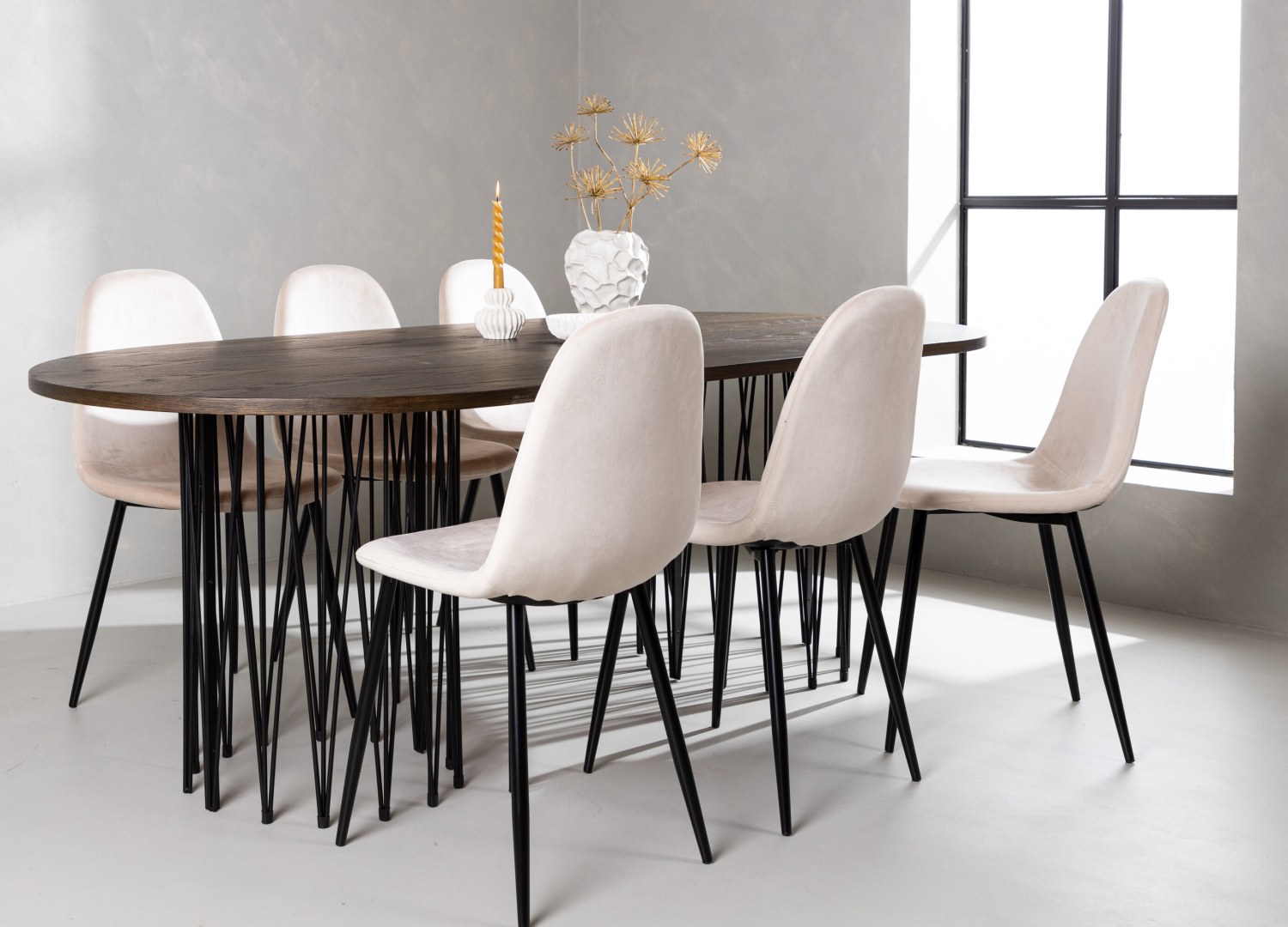 Table ovale Stone et 6 chaises Polar présentées dans un intérieur contemporain