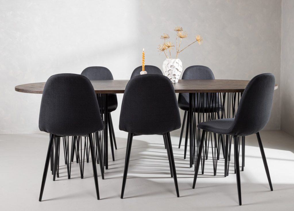 Ensemble table à manger ovale Stone avec 6 chaises Polar dans une salle à manger