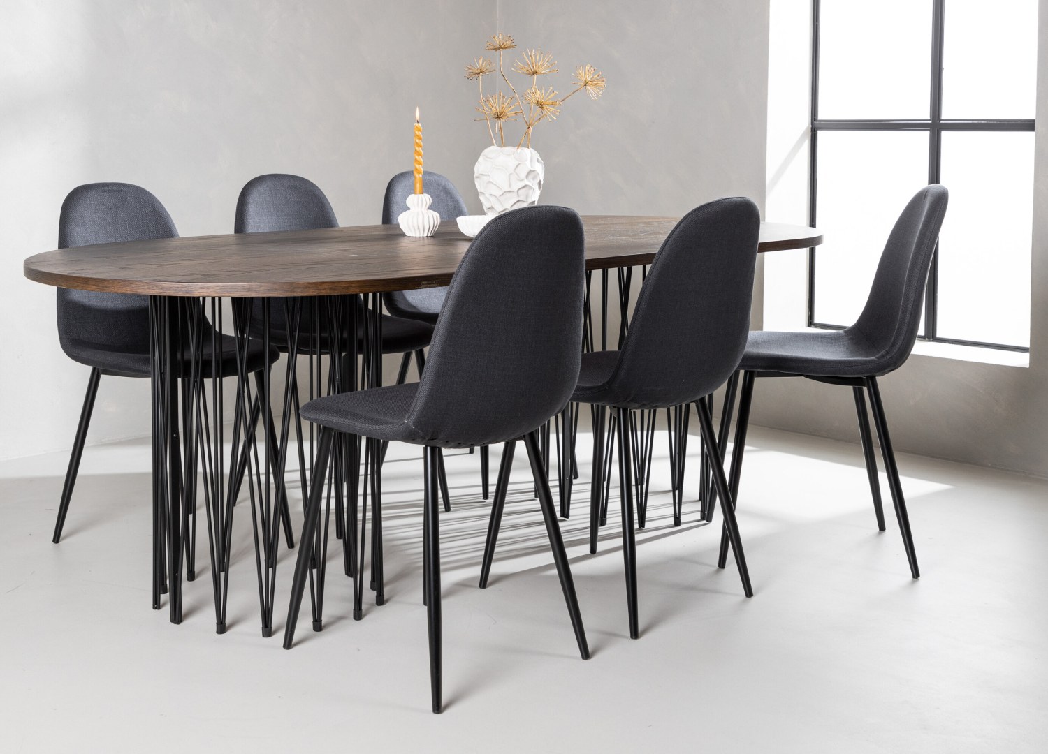 Table ovale Stone et 6 chaises Polar présentées dans un intérieur contemporain