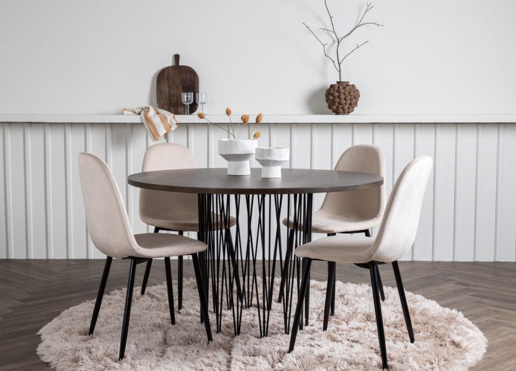 Ensemble table à manger ronde Stone avec 4 chaises Polar dans une salle à manger