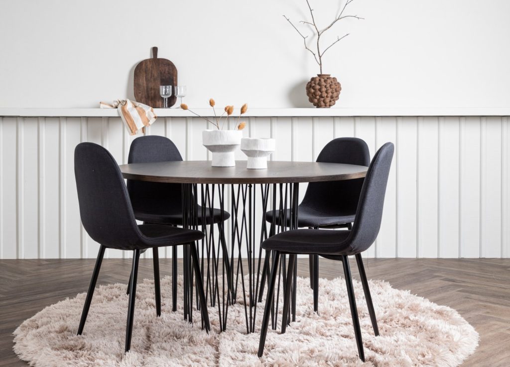 Ensemble table à manger ronde Stone avec 4 chaises Polar dans une salle à manger