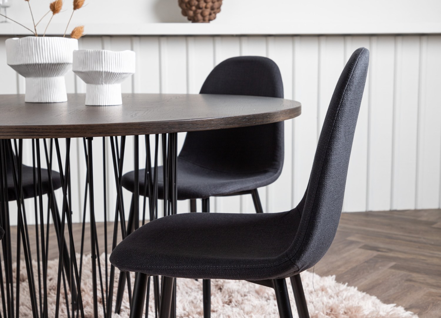 Table ronde Stone et 4 chaises Polar présentées dans un intérieur contemporain