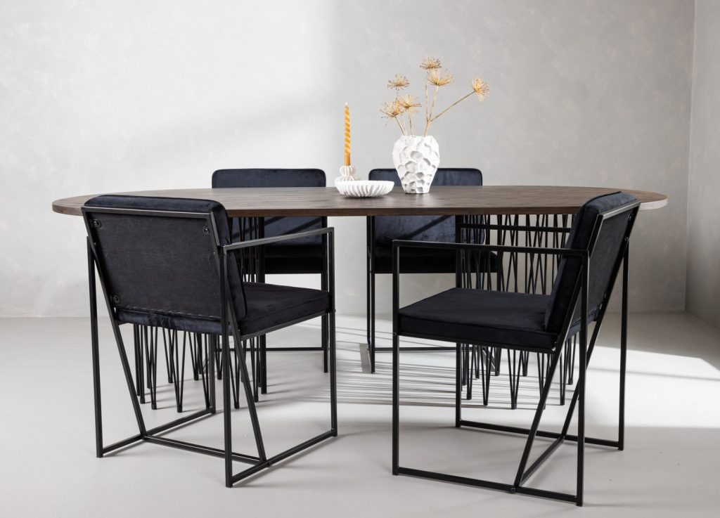 Ensemble table à manger ovale Stone avec 4 chaises Richmond dans une salle à manger