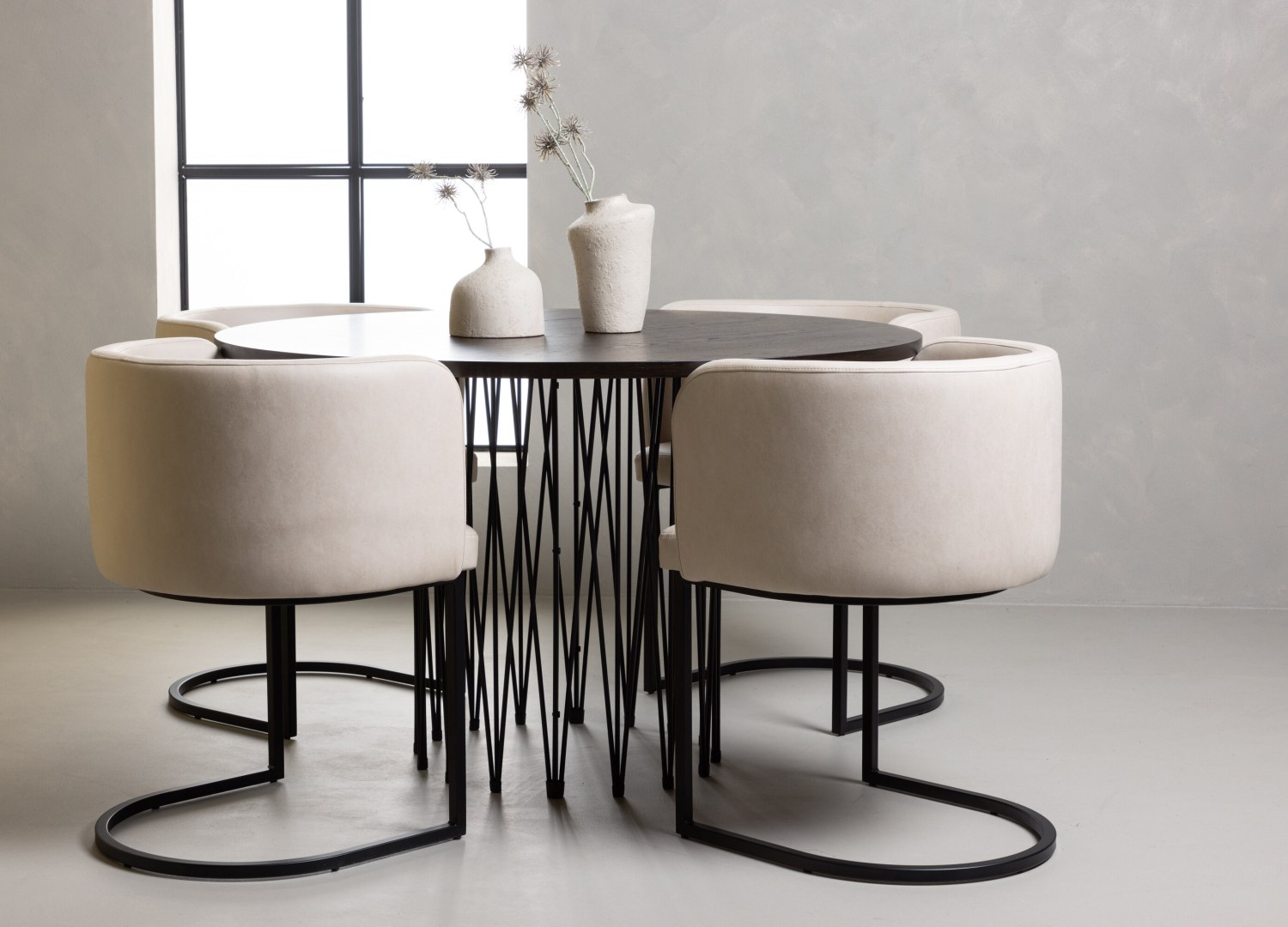 Ensemble table à manger ronde Stone avec 4 chaises Simrishamn dans une salle à manger
