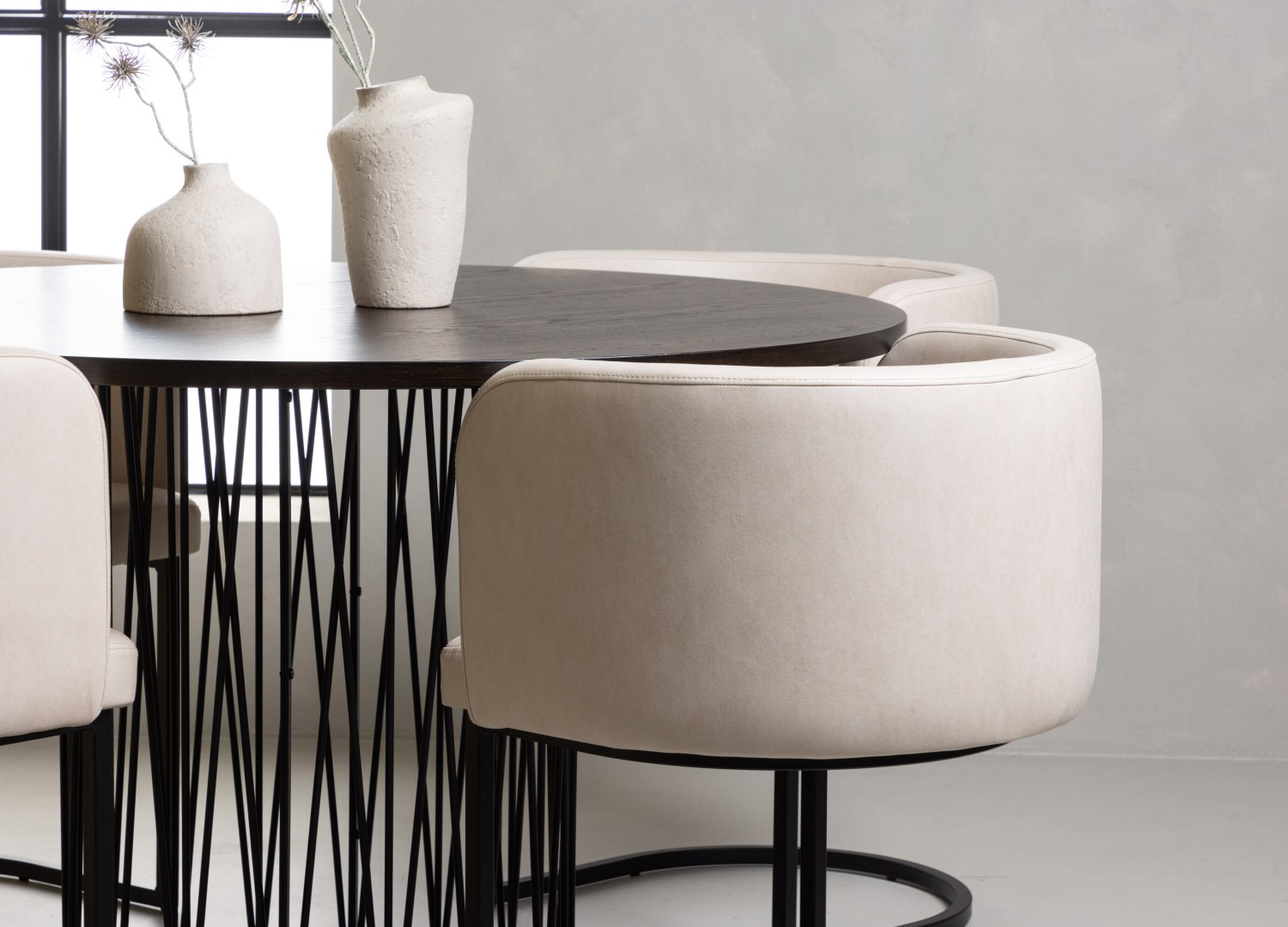 Table ronde Stone et 4 chaises Simrishamn présentées dans un intérieur contemporain