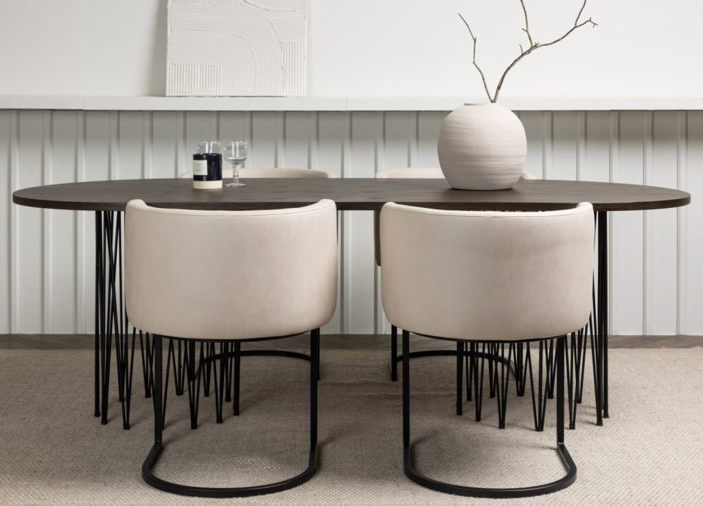 Ensemble table à manger ovale Stone avec 4 chaises Simrishamn dans une salle à manger