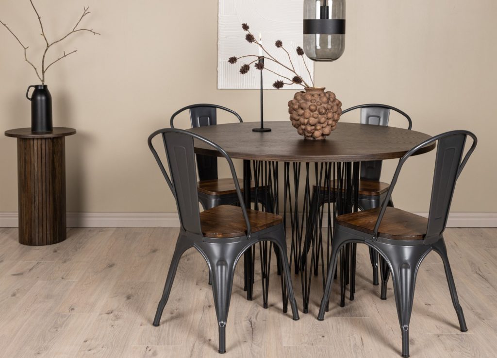 Ensemble table à manger ronde Stone avec 4 chaises Tempe dans une salle à manger