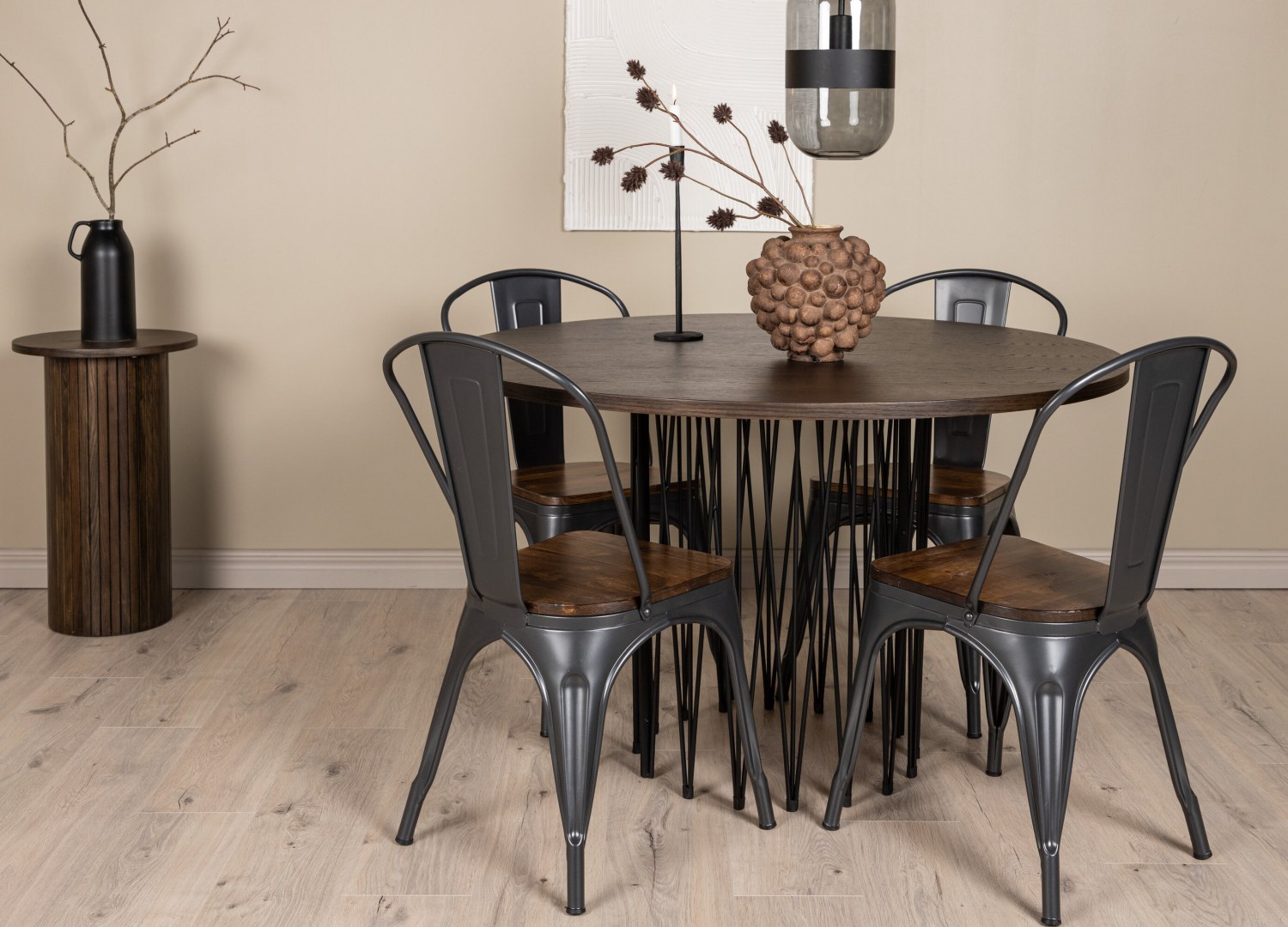 Ensemble table à manger ronde Stone avec 4 chaises Tempe dans une salle à manger