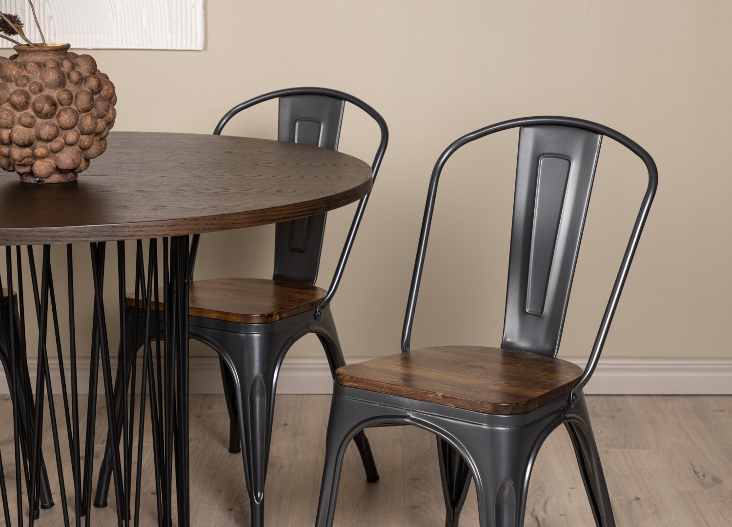 Table ronde Stone et 4 chaises Tempe présentées dans un intérieur contemporain