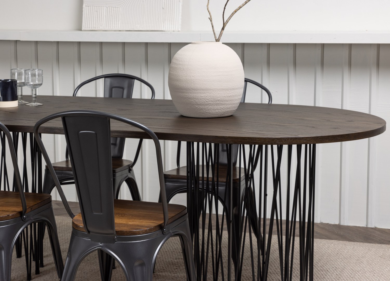 Table ovale Stone et 4 chaises Tempe présentées dans un intérieur contemporain