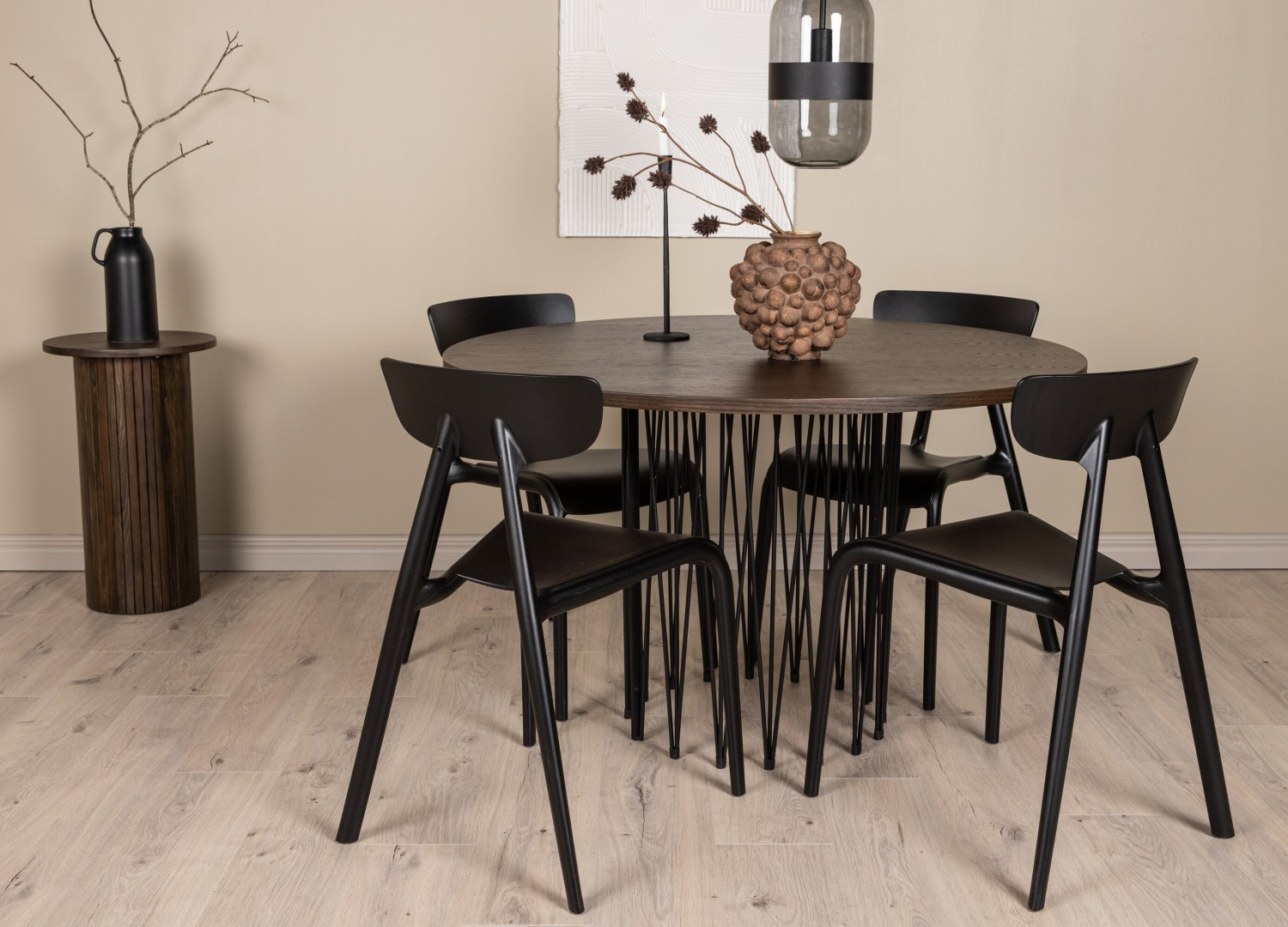 Ensemble table à manger ronde Stone avec 4 chaises Ursholmen dans une salle à manger
