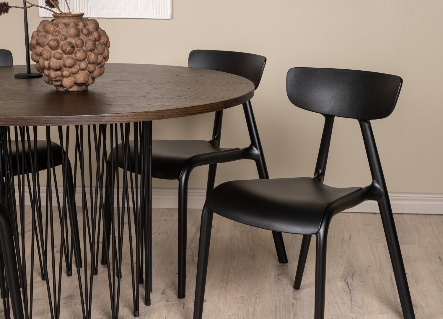 Table ronde Stone et 4 chaises Ursholmen présentées dans un intérieur contemporain