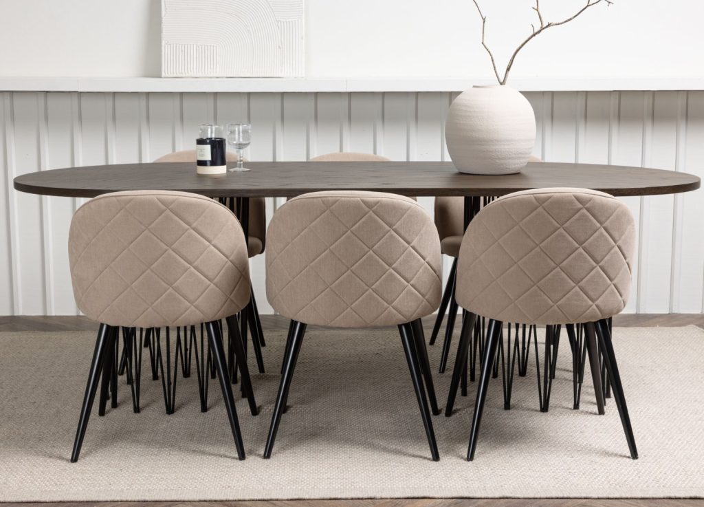 Ensemble table à manger ovale Stone avec 6 chaises Velvet dans une salle à manger
