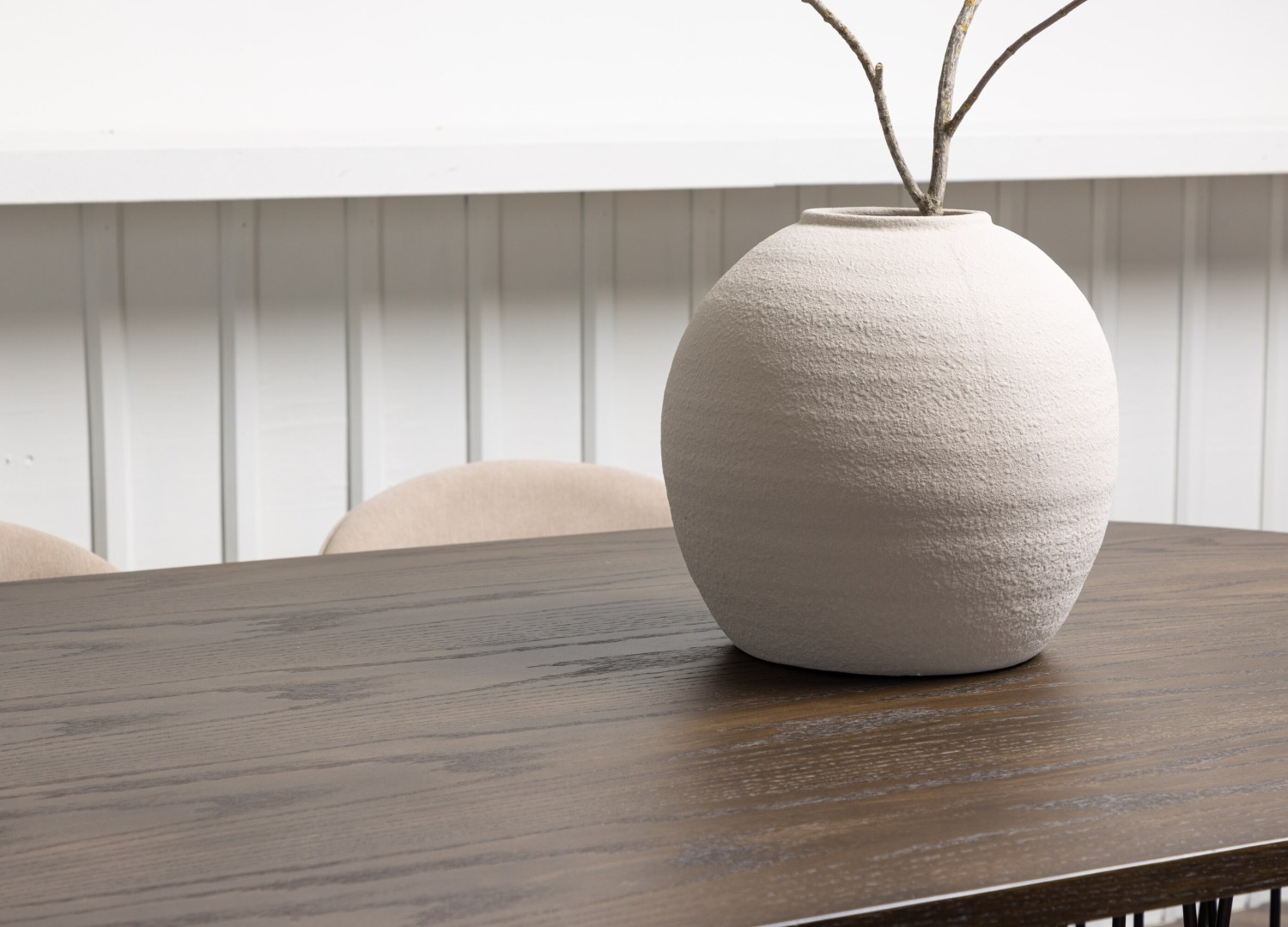 Vue d’ambiance 4 de la table Stone avec 6 chaises Velvet