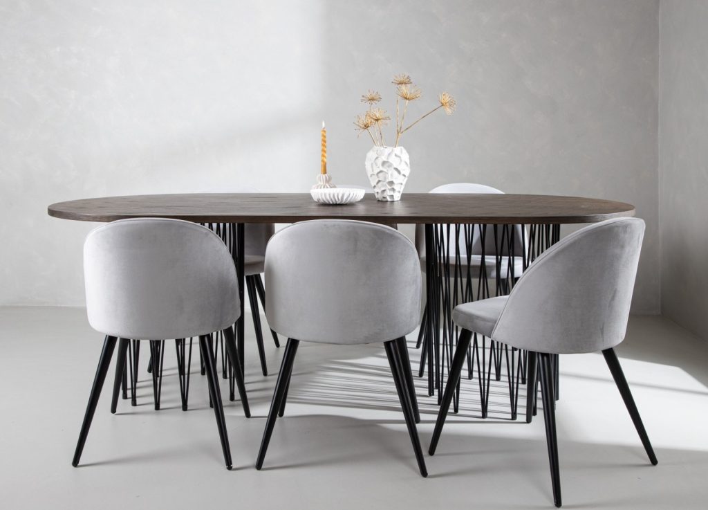 Ensemble table à manger ovale Stone avec 6 chaises Velvet dans une salle à manger