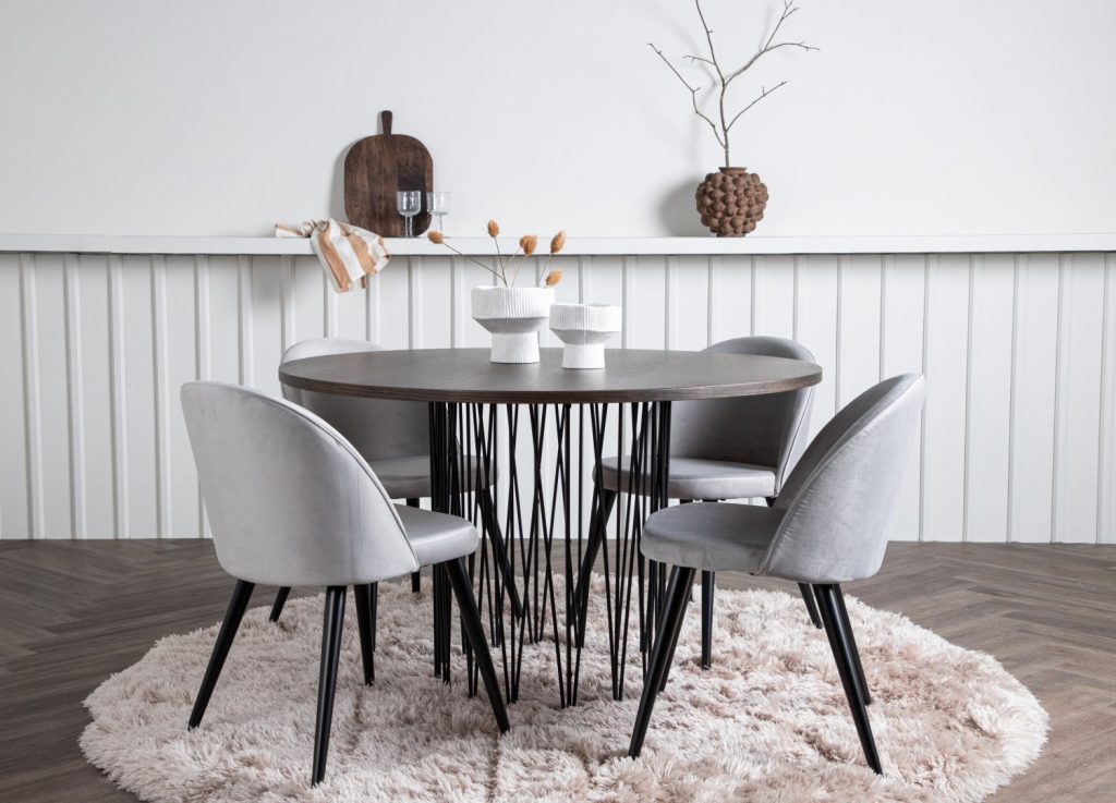 Ensemble table à manger ronde Stone avec 4 chaises Velvet dans une salle à manger