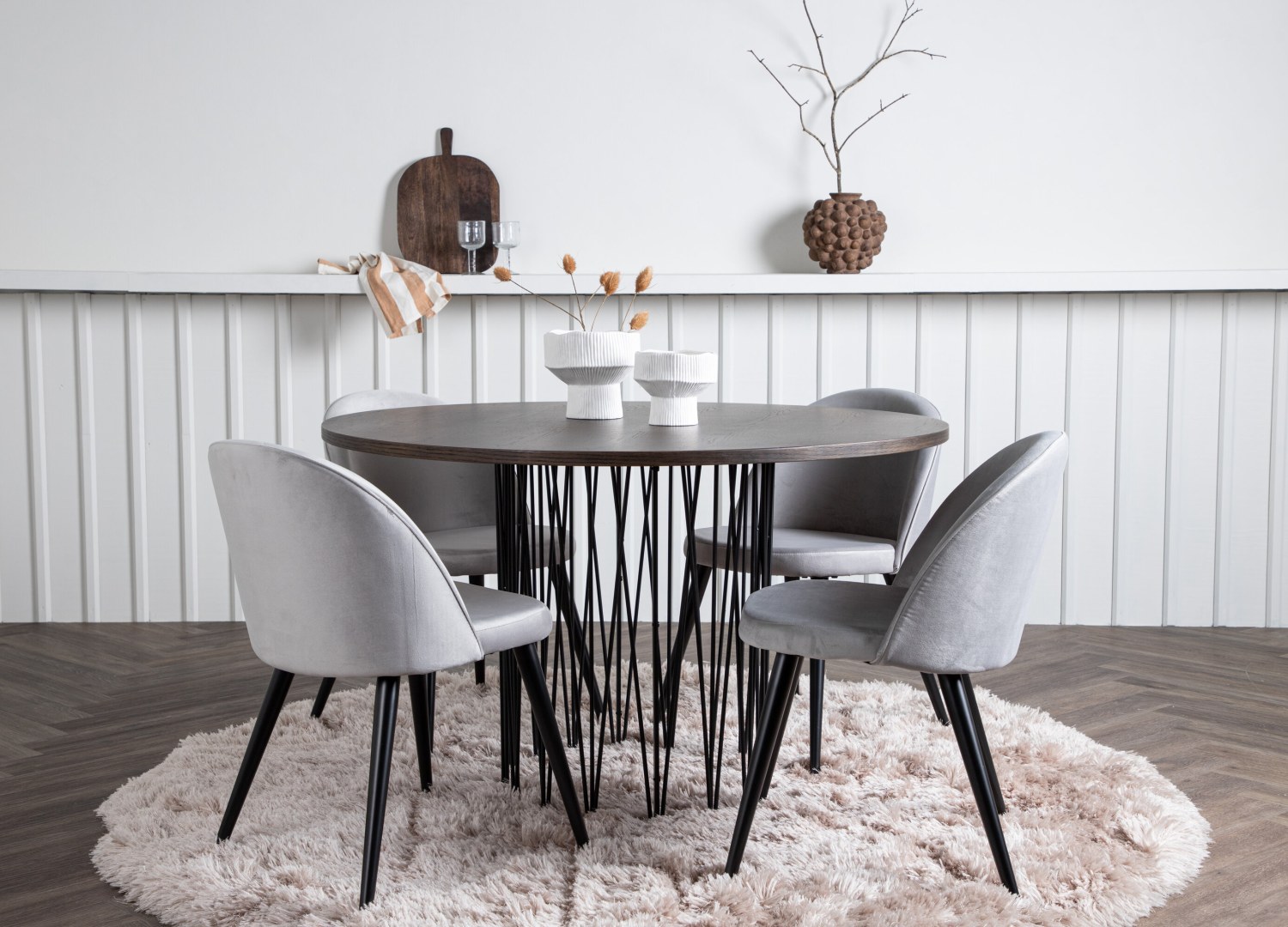Ensemble table à manger ronde Stone avec 4 chaises Velvet dans une salle à manger