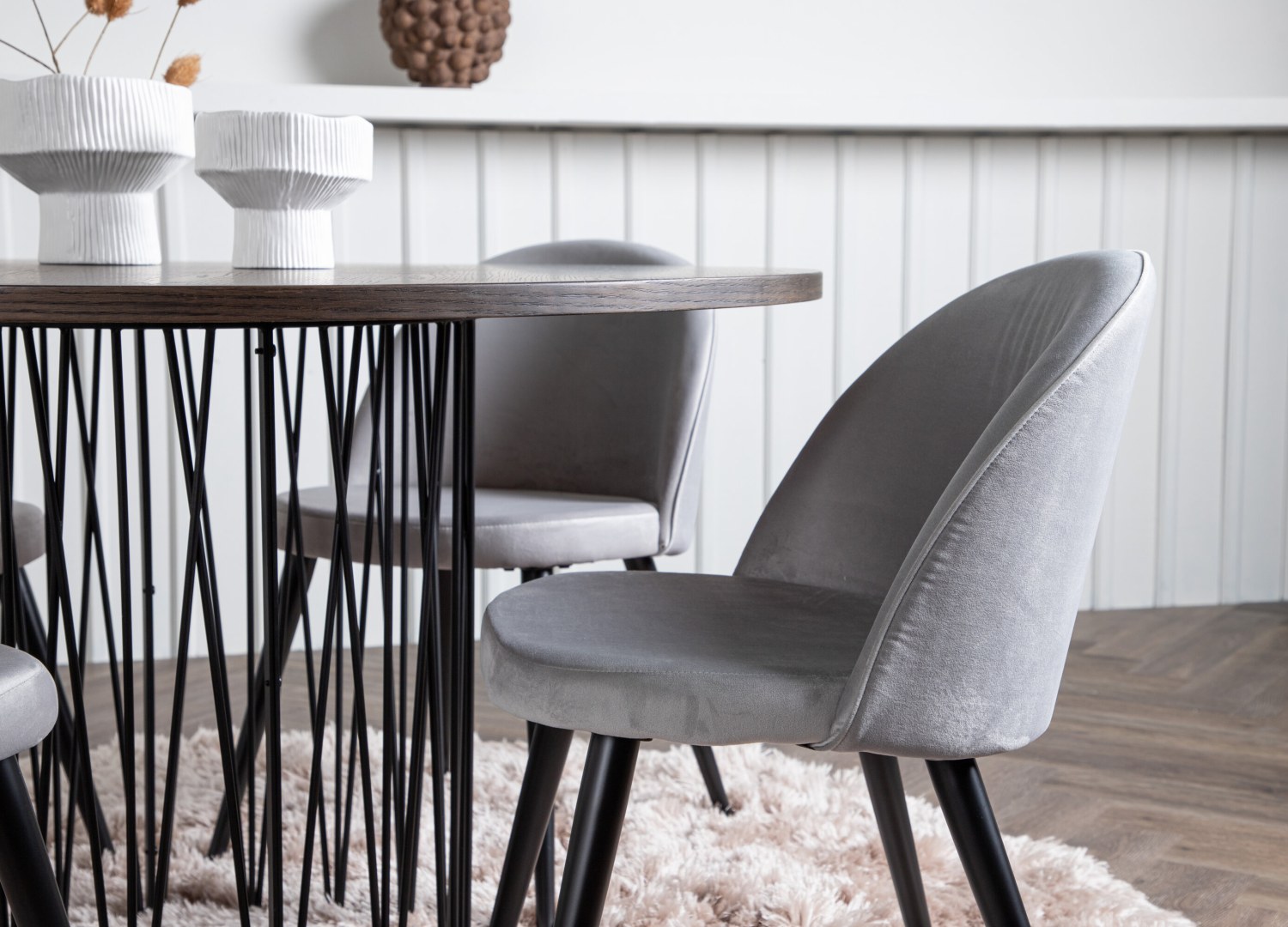 Table ronde Stone et 4 chaises Velvet présentées dans un intérieur contemporain