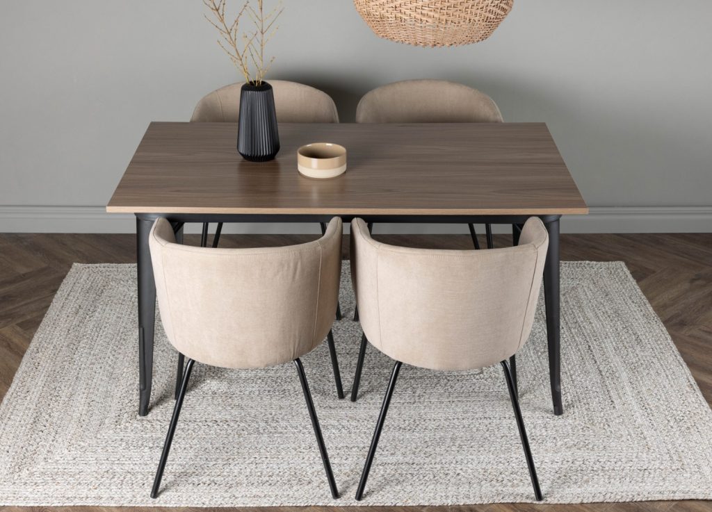Ensemble table à manger rectangulaire Tempe avec 4 chaises Berit dans une salle à manger