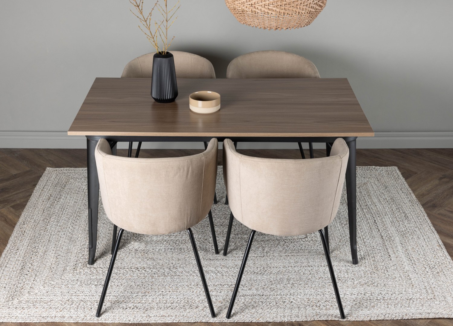Ensemble table à manger rectangulaire Tempe avec 4 chaises Berit dans une salle à manger