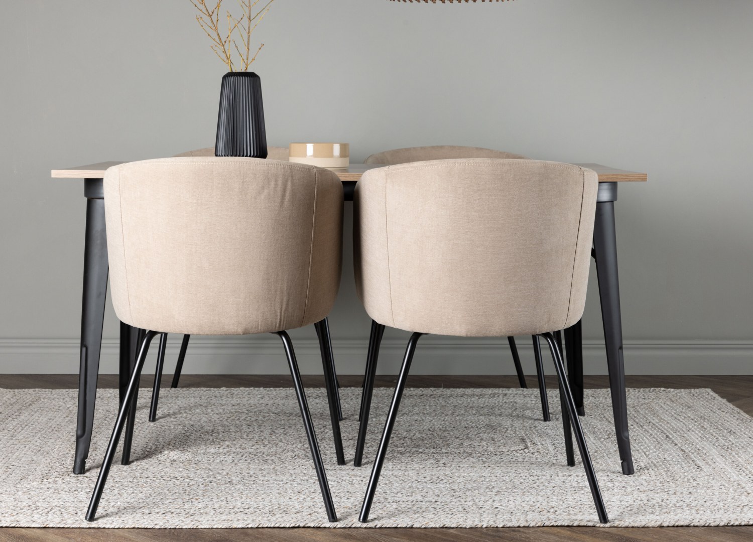 Table rectangulaire Tempe et 4 chaises Berit présentées dans un intérieur contemporain