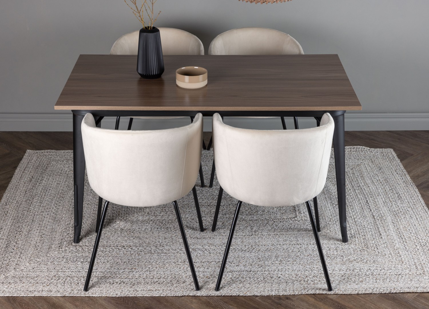 Table rectangulaire Tempe et 4 chaises Berit présentées dans un intérieur contemporain