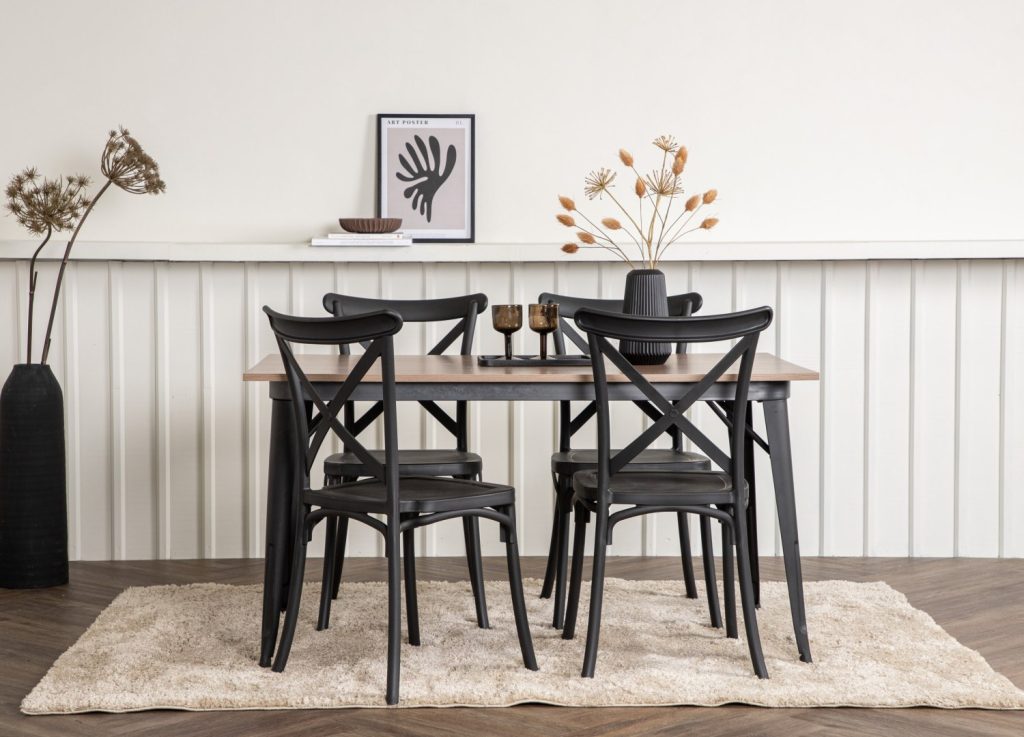 Ensemble table à manger rectangulaire Tempe avec 4 chaises Crosett dans une salle à manger