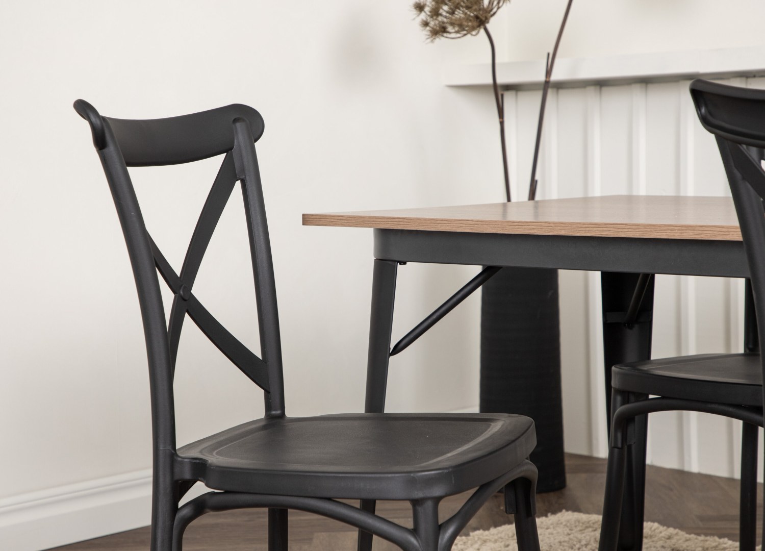 Table rectangulaire Tempe et 4 chaises Crosett présentées dans un intérieur contemporain