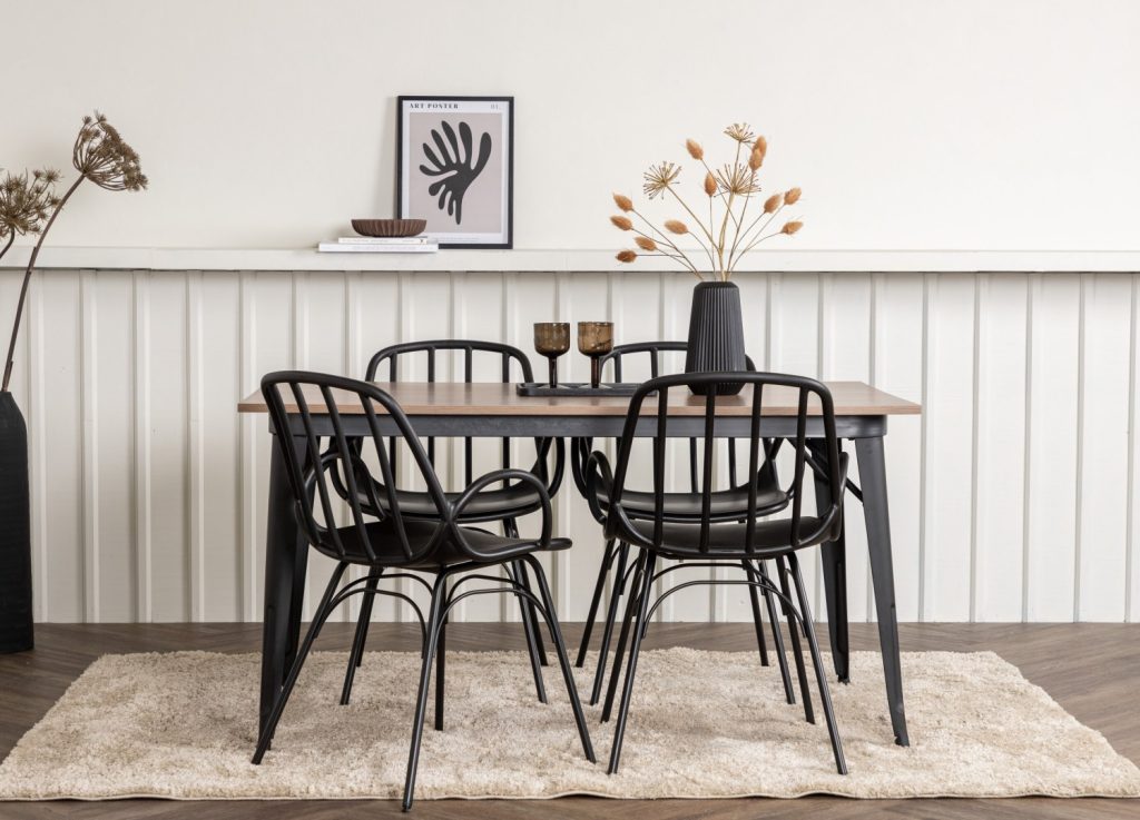 Ensemble table à manger rectangulaire Tempe avec 4 chaises Dyrön dans une salle à manger