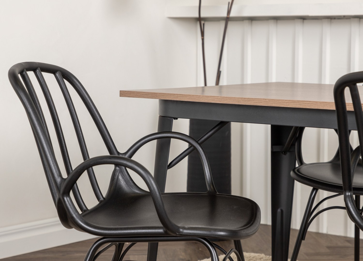 Table rectangulaire Tempe et 4 chaises Dyrön présentées dans un intérieur contemporain