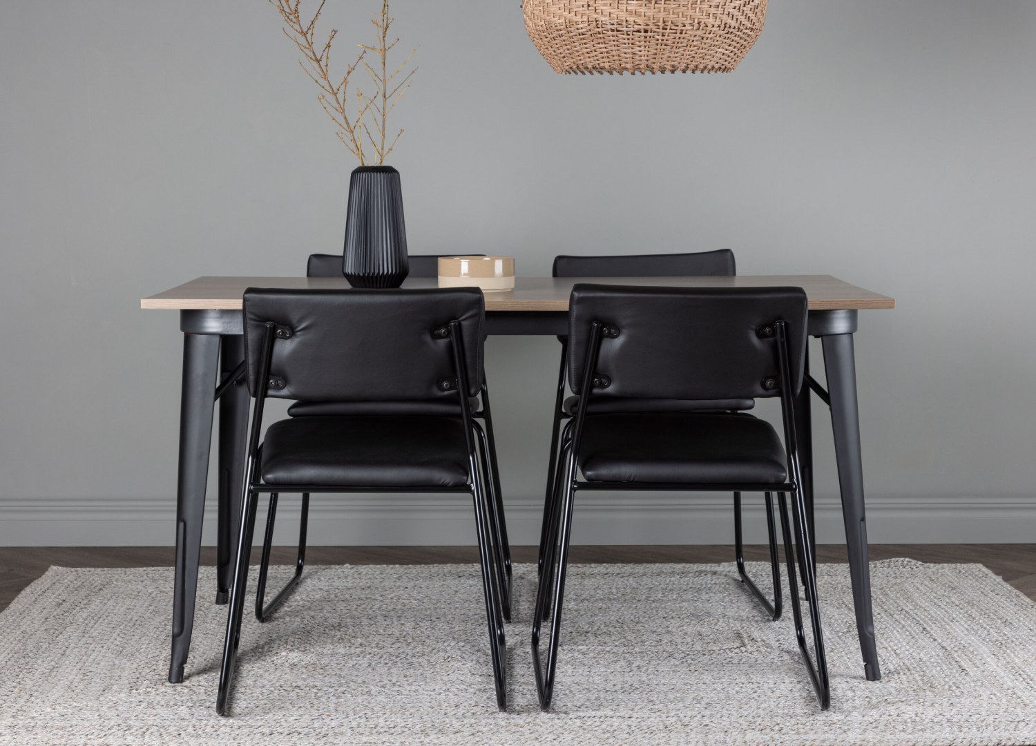 Table rectangulaire Tempe et 4 chaises Kenth présentées dans un intérieur contemporain