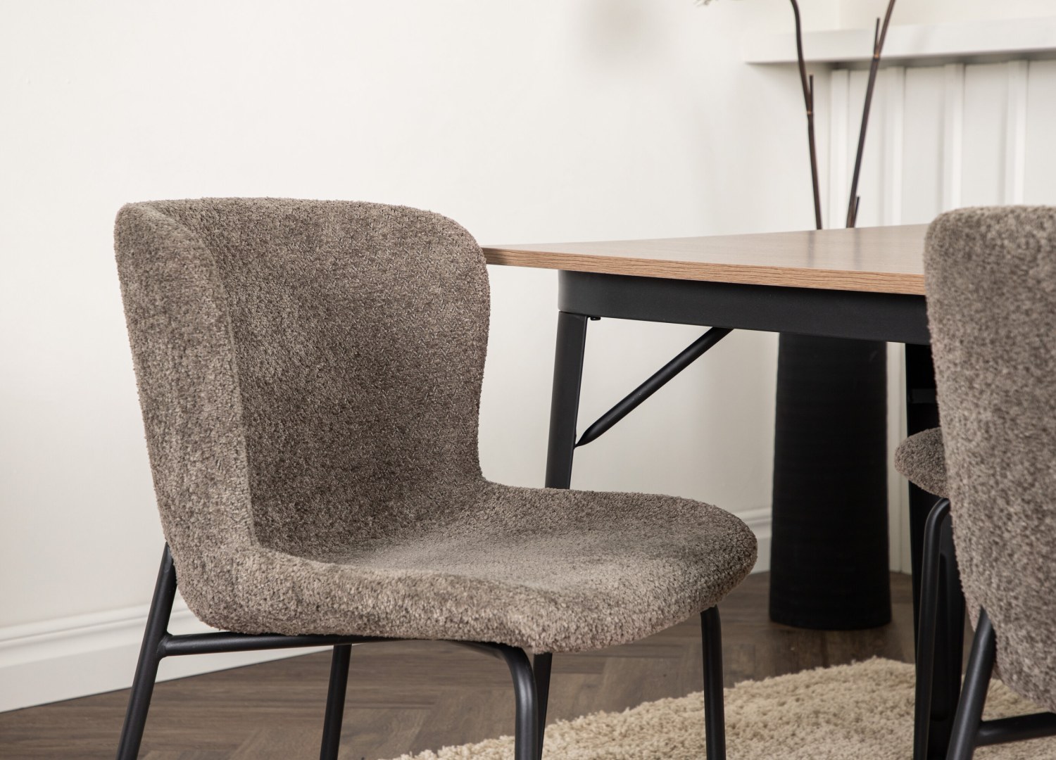 Table rectangulaire Tempe et 4 chaises Modesto présentées dans un intérieur contemporain