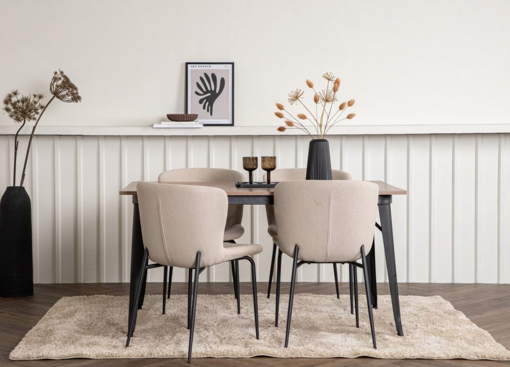 Ensemble table à manger rectangulaire Tempe avec 4 chaises Modesto dans une salle à manger