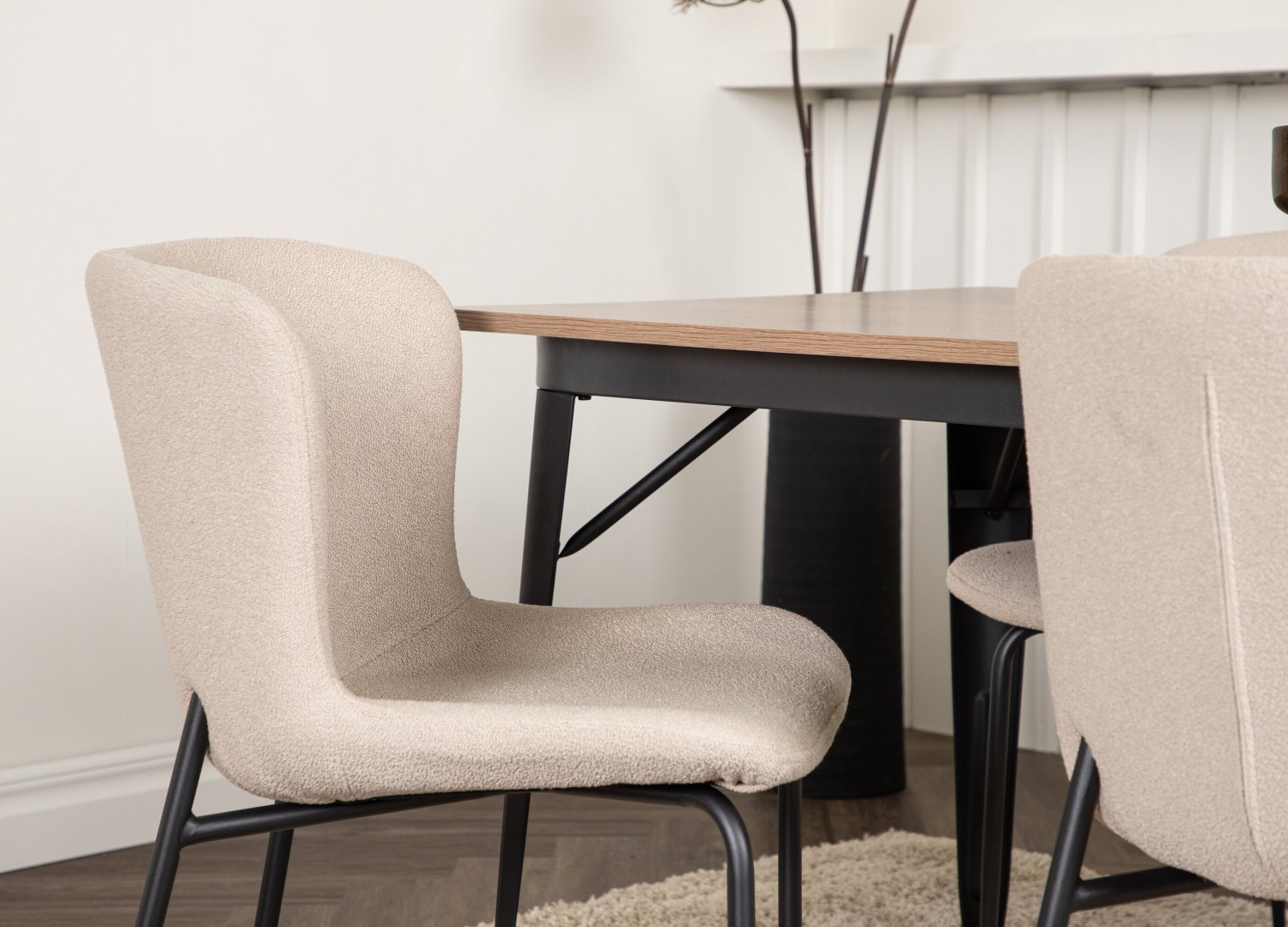 Table rectangulaire Tempe et 4 chaises Modesto présentées dans un intérieur contemporain