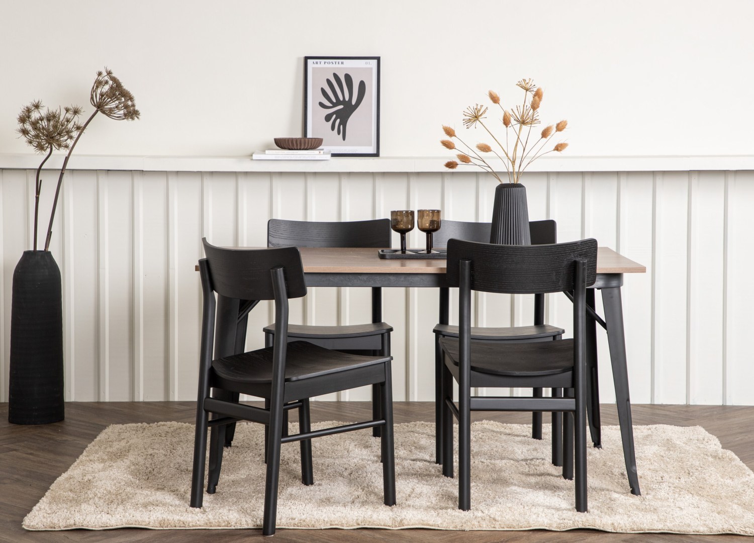 Ensemble table à manger rectangulaire Tempe avec 4 chaises Montros dans une salle à manger