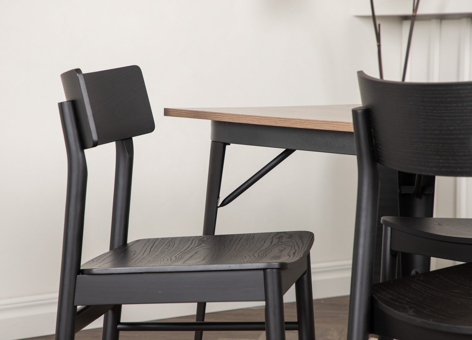 Table rectangulaire Tempe et 4 chaises Montros présentées dans un intérieur contemporain
